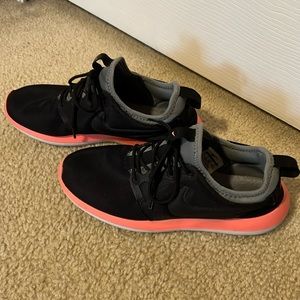 Women’s Nike size 7.5 Roshe run sneaker